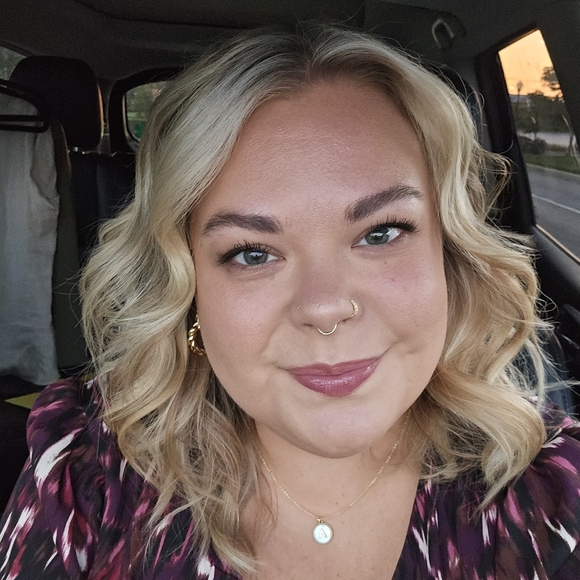 Meet your Posher, Apryl - Picture 1 of 1